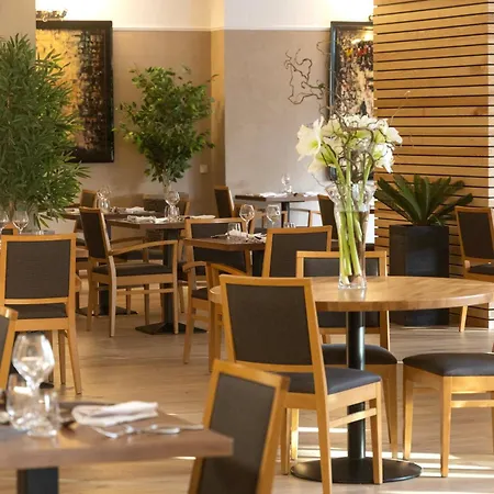Hotel Logis Restaurant Les Oliviers 3*