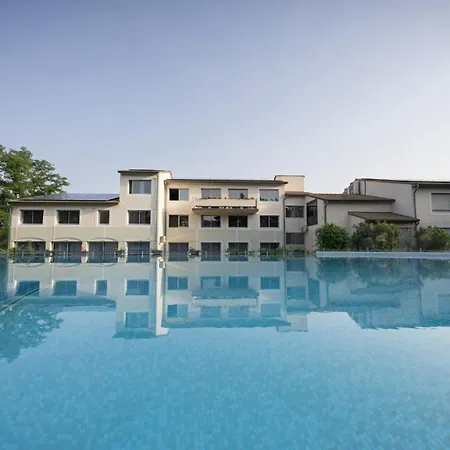 Logis Restaurant Les Oliviers Hotel