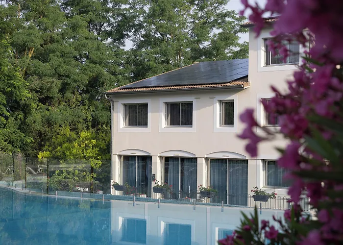 Szálloda Logis Restaurant Les Oliviers 3*